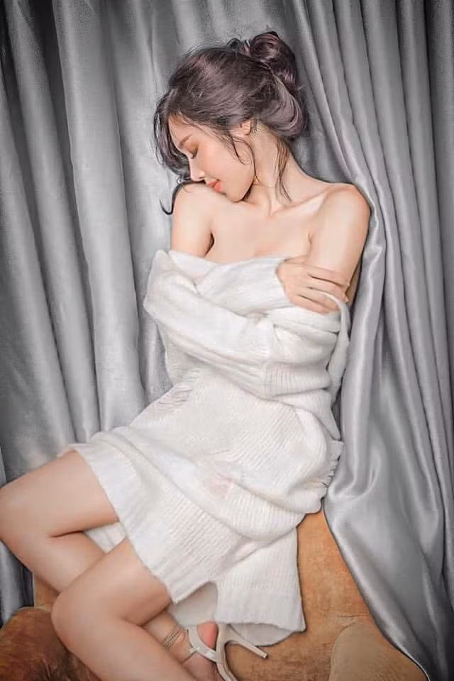 Sau thời gian làm khuynh đảo MXH, hot girl Elly Trần sinh hai con trong bí mật, đến khi các bé cứng cáp mới công khai.