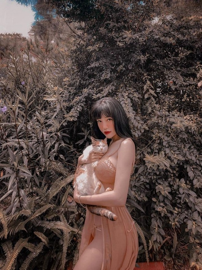 Ngoài ra, còn có những góc khuất về con người Elly Trần mà ít người biết. Khác với tưởng tượng của nhiều người hot girl 8X này có tính cách khá thoải mái.