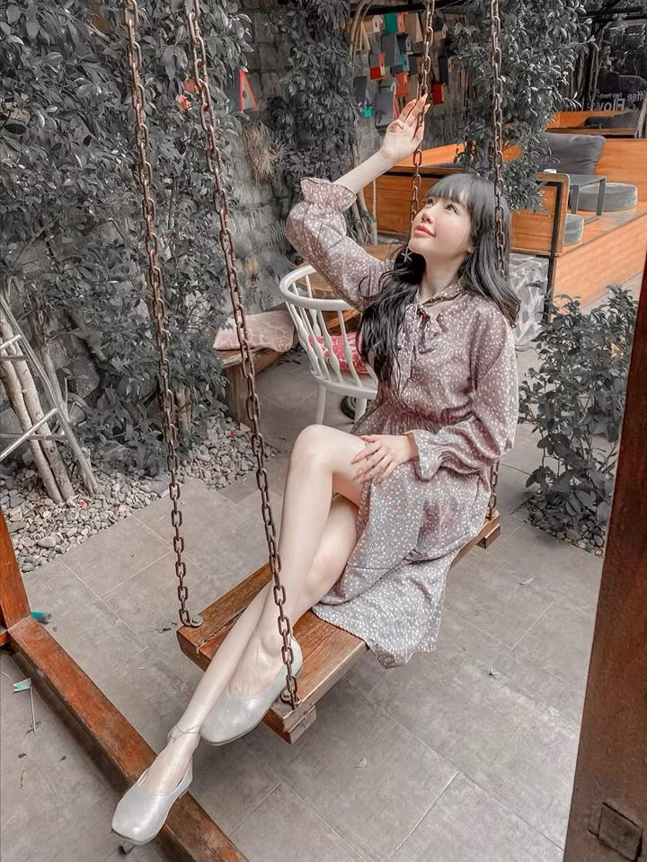 Thường xuyên đăng ảnh cởi hở táo bạo lên trang cá nhân thế nhưng Elly Trần lại rất kín tiếng về đời tư.