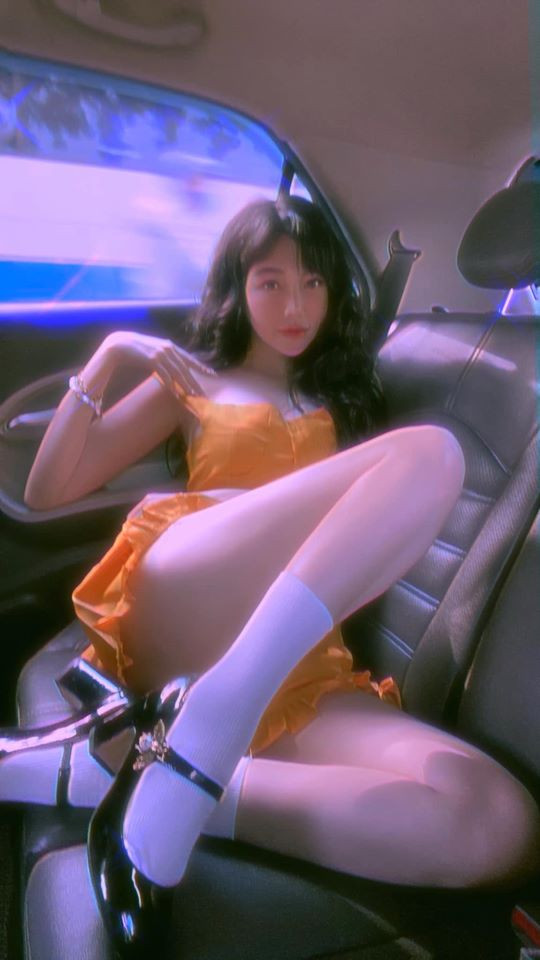 Quả thực, hot girl 8X này khiến nhiều người có niềm tin rằng sau chửa đẻ, chỉ cần cố gắng sẽ lấy lại dáng người chuẩn.