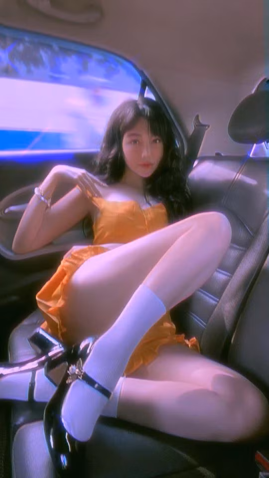 Quả thực, hot girl 8X này khiến nhiều người có niềm tin rằng sau chửa đẻ, chỉ cần cố gắng sẽ lấy lại dáng người chuẩn.