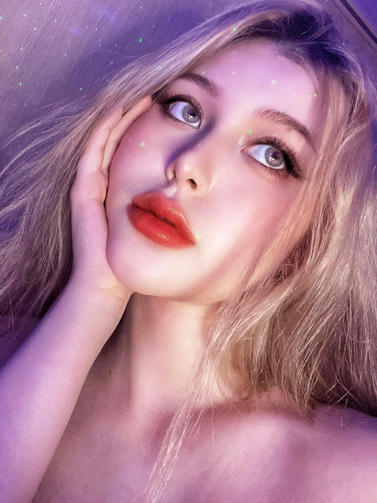 Hiện sức khoẻ Sunna đã cải thiện để có thể lên livestream make up cùng mọi người.