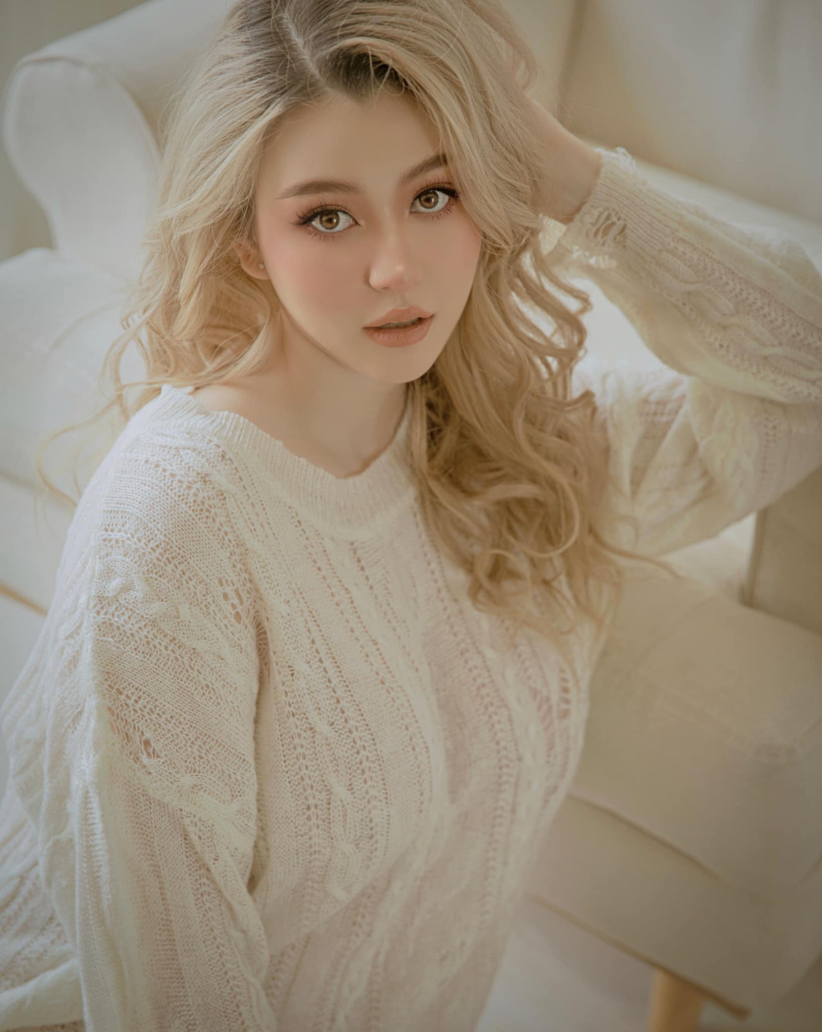 Hình ảnh mới mẻ này có phần dịu dàng, trong sáng hơn khiến Sunna nhận được đông đảo sự quan tâm của cộng đồng mạng.