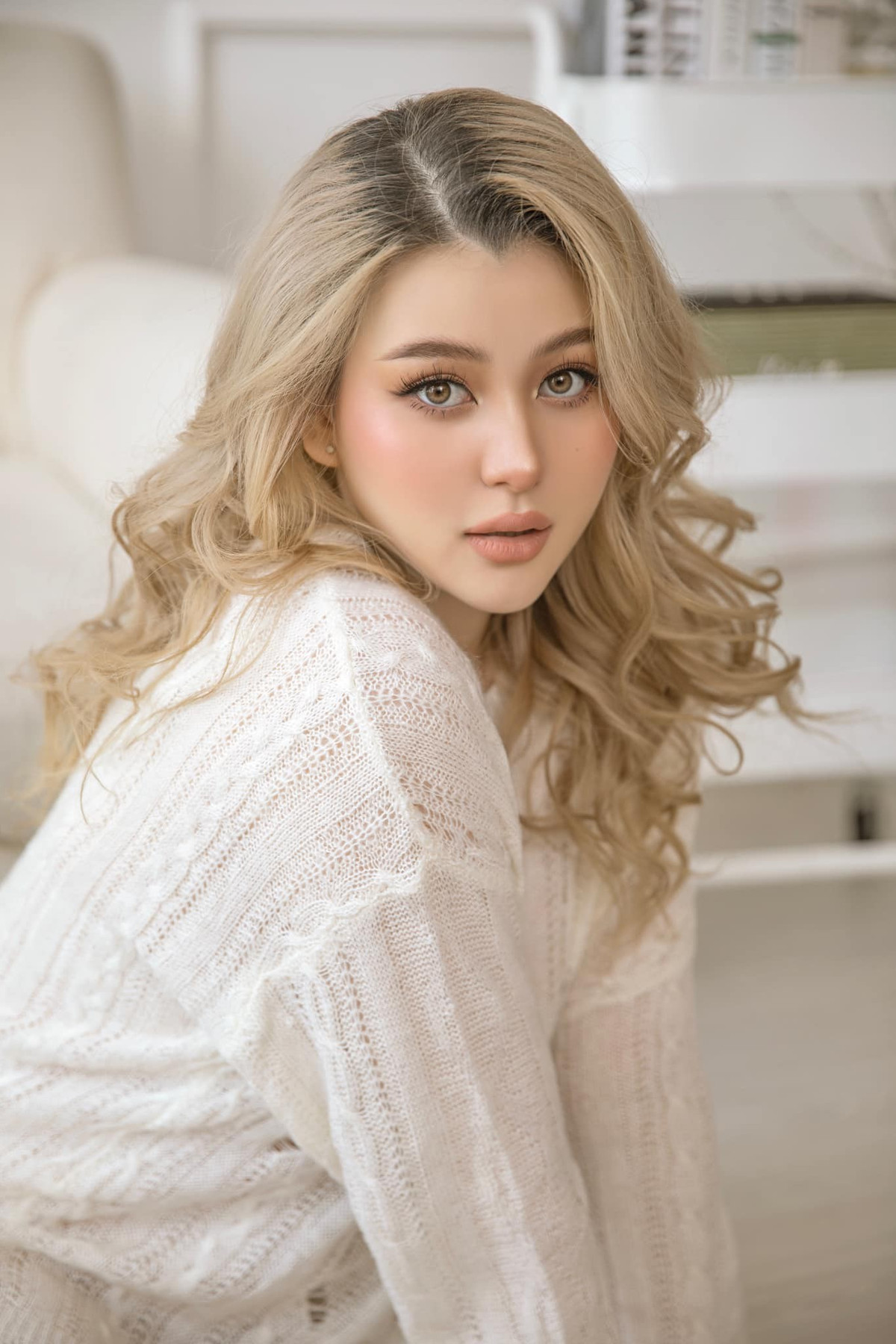 Dù vậy, Sunna vẫn biết cách khoe khéo vóc dáng nuột nà, thanh thoát của mình bằng đôi chân dài miên man, trắng ngần.