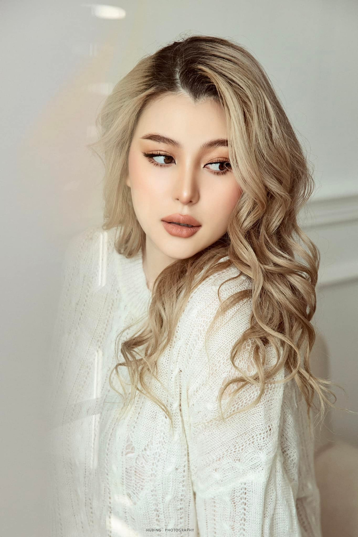 Dù sở hữu thân hình nóng bỏng với số đo ba vòng "chuẩn không cần chỉnh", thế nhưng trong bộ trang phục áo len đầy ấm áp giữa tiết trời mùa đông lạnh giá, Sunna chỉ cần khoe đôi chân dài miên man cũng đủ để "hạ gục" bất kỳ ai.