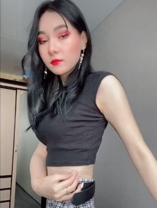 Nếu thực hiện thành công thử thách đọ vòng eo này, đồng nghĩa với việc bạn đang sở hữu vòng hai thon thả, quyết rũ.