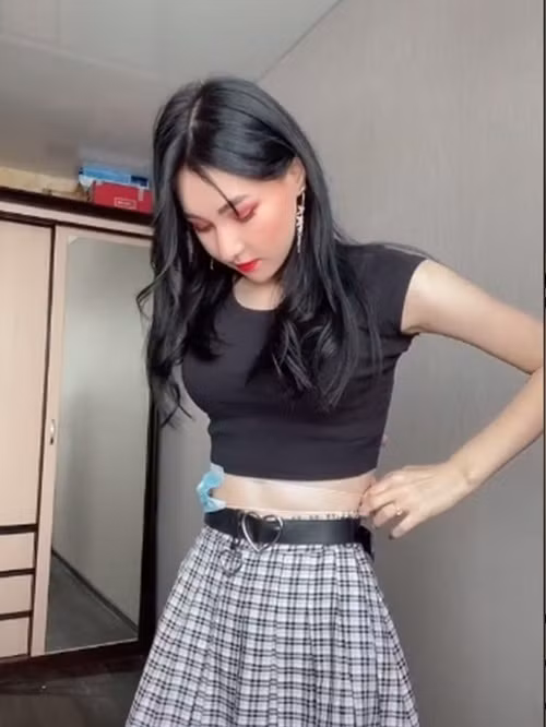 Theo trào lưu này, dụng cụ đo vòng eo đơn giản là một chiếc khẩu trang y tế. Những ai tham gia thử thách nói trên sẽ phải quấn vật dụng ấy quanh bụng của mình sao cho hai dây đeo chạm vào nhau là được.