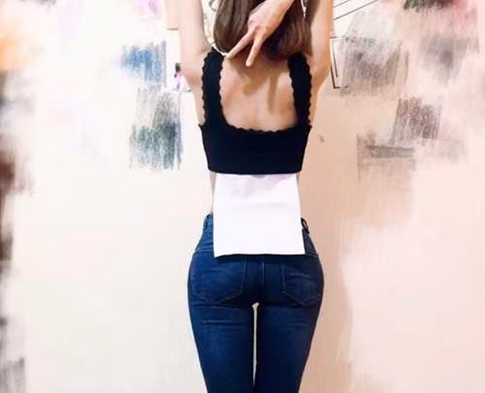 Một trong những người tích cực “lăng xê” cho trào lưu khoe vòng eo con kiến trên MXH không ai khác ngoài "nữ hoàng nội y" Ngọc Trinh. Cô nàng khiến ai nấy phải xuýt xoa khi khoe trọn vòng hai săn chắc và thon gọn của mình.