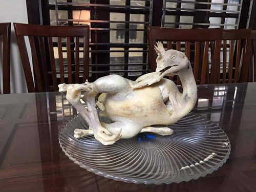 Nhìn chú gà "trắng nõn" như này nhiều người nhầm tưởng như chưa hề được luộc.