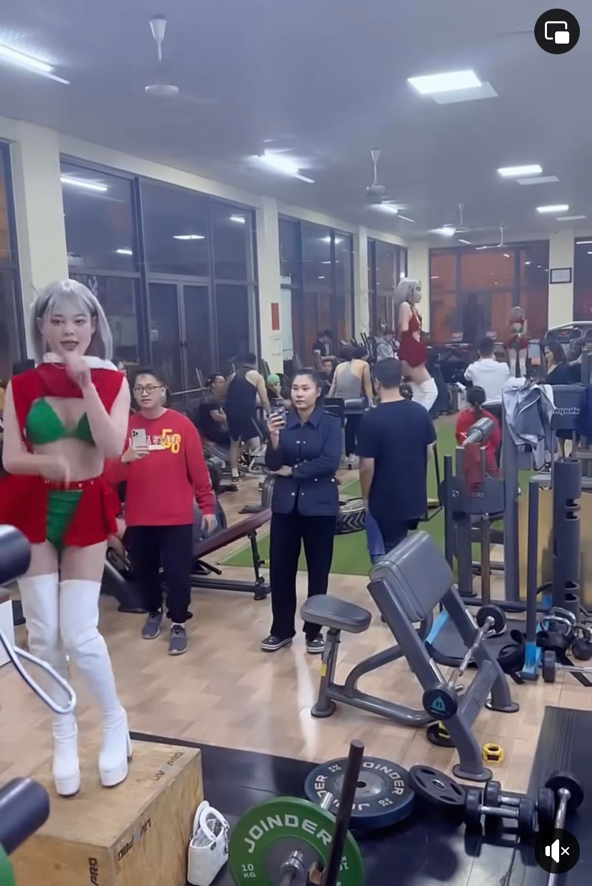 Bên cạnh cô gái là rất nhiều cánh mày râu đang chăm chú theo dõi và biểu lộ thái độ vô cùng thích thú.