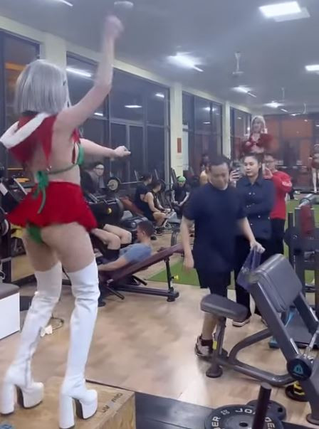 Được biết, đây là chiêu trò câu view, câu khách của một phòng tập gym. Vì để có thêm nhiều người đến phòng tập, chủ cơ sở không ngại sử dụng nhân viên nữ uốn ép để đạt được mục đích.