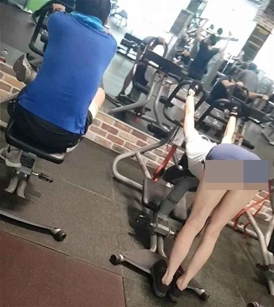 Việc mặc đồ quá ngắn trong phòng gym của hội chị em dẫn đến việc lộ vùng nhạy cảm.