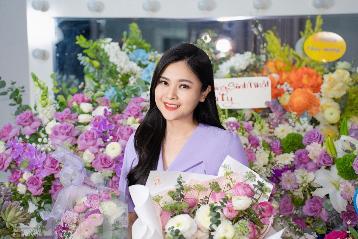 Ngoài ra, BTV Khánh Ly còn tìm cách tiếp cận và học hỏi những người làm kinh tế, kinh doanh, giàu kinh nghiệm trong lĩnh vực này, hay từ các nhà báo kinh tế có nhiều năm kinh nghiệm, cũng như từ các xu hướng báo chí trên thế giới… để có thêm kiến thức, bài học cho bản thân.