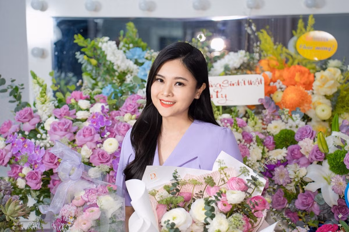 Ngoài ra, BTV Khánh Ly còn tìm cách tiếp cận và học hỏi những người làm kinh tế, kinh doanh, giàu kinh nghiệm trong lĩnh vực này, hay từ các nhà báo kinh tế có nhiều năm kinh nghiệm, cũng như từ các xu hướng báo chí trên thế giới… để có thêm kiến thức, bài học cho bản thân.