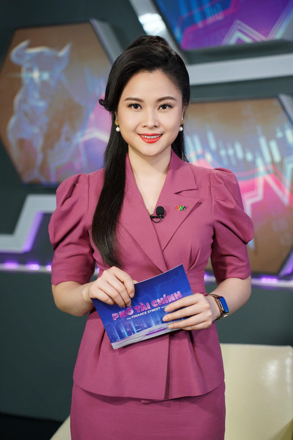 Vào nghề đã 16 năm, BTV Mùi Khánh Ly được khán giả quen mặt với các chương trình về tài chính, kinh tế trên sóng truyền hình như Bản tin tài chính kinh doanh, Chuyển động 24h, Dòng chảy của tiền…