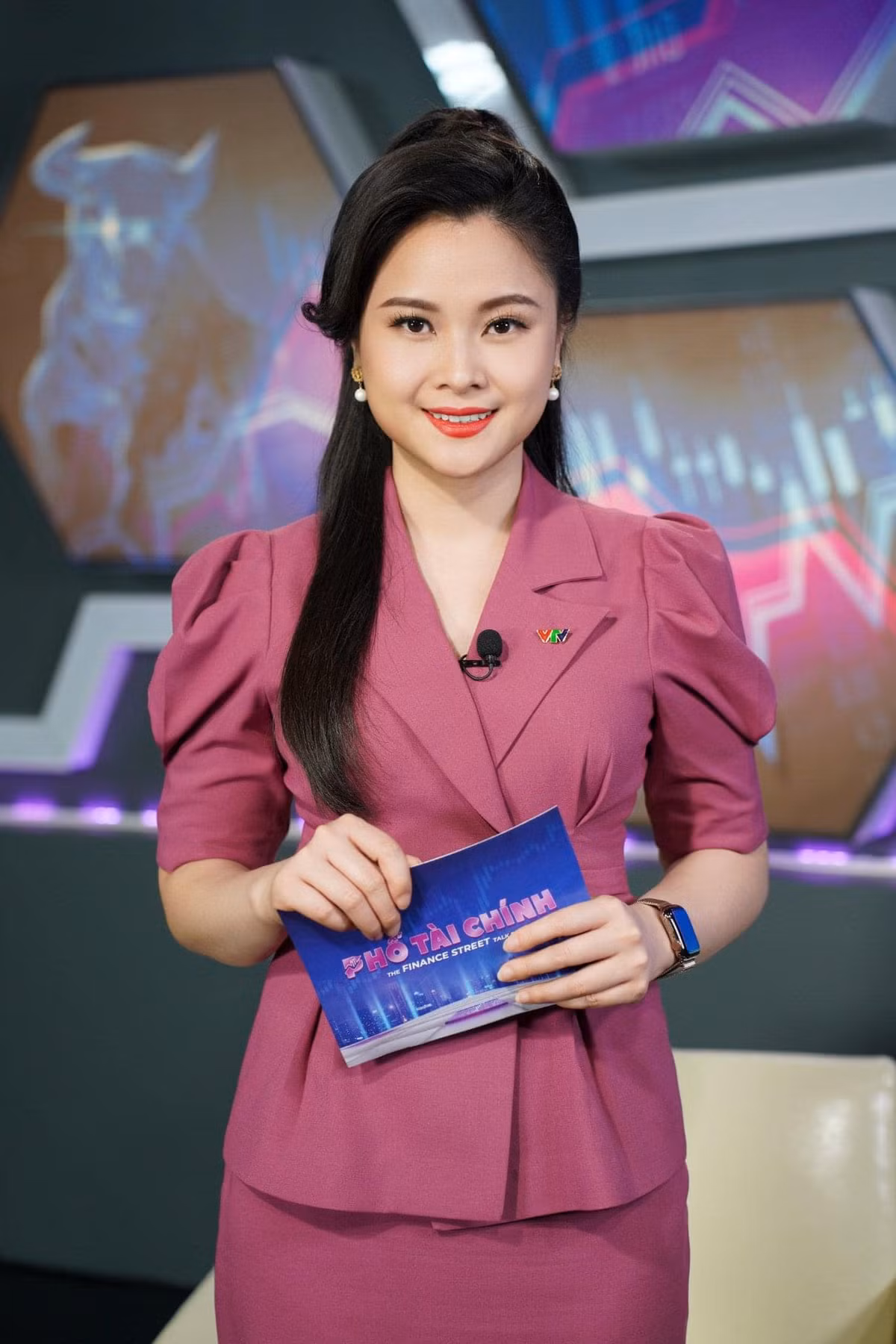 Vào nghề đã 16 năm, BTV Mùi Khánh Ly được khán giả quen mặt với các chương trình về tài chính, kinh tế trên sóng truyền hình như Bản tin tài chính kinh doanh, Chuyển động 24h, Dòng chảy của tiền…