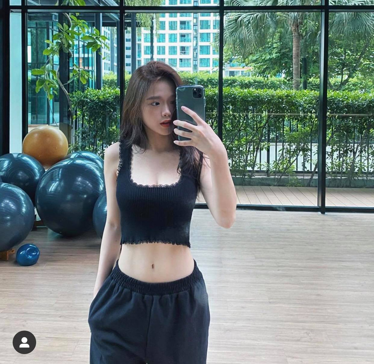 Chỉnh bởi việc sở hữu vòng eo siêu thực nên Linh Ka thường xuyên diện những bộ trang phục để phát huy điểm mạnh.