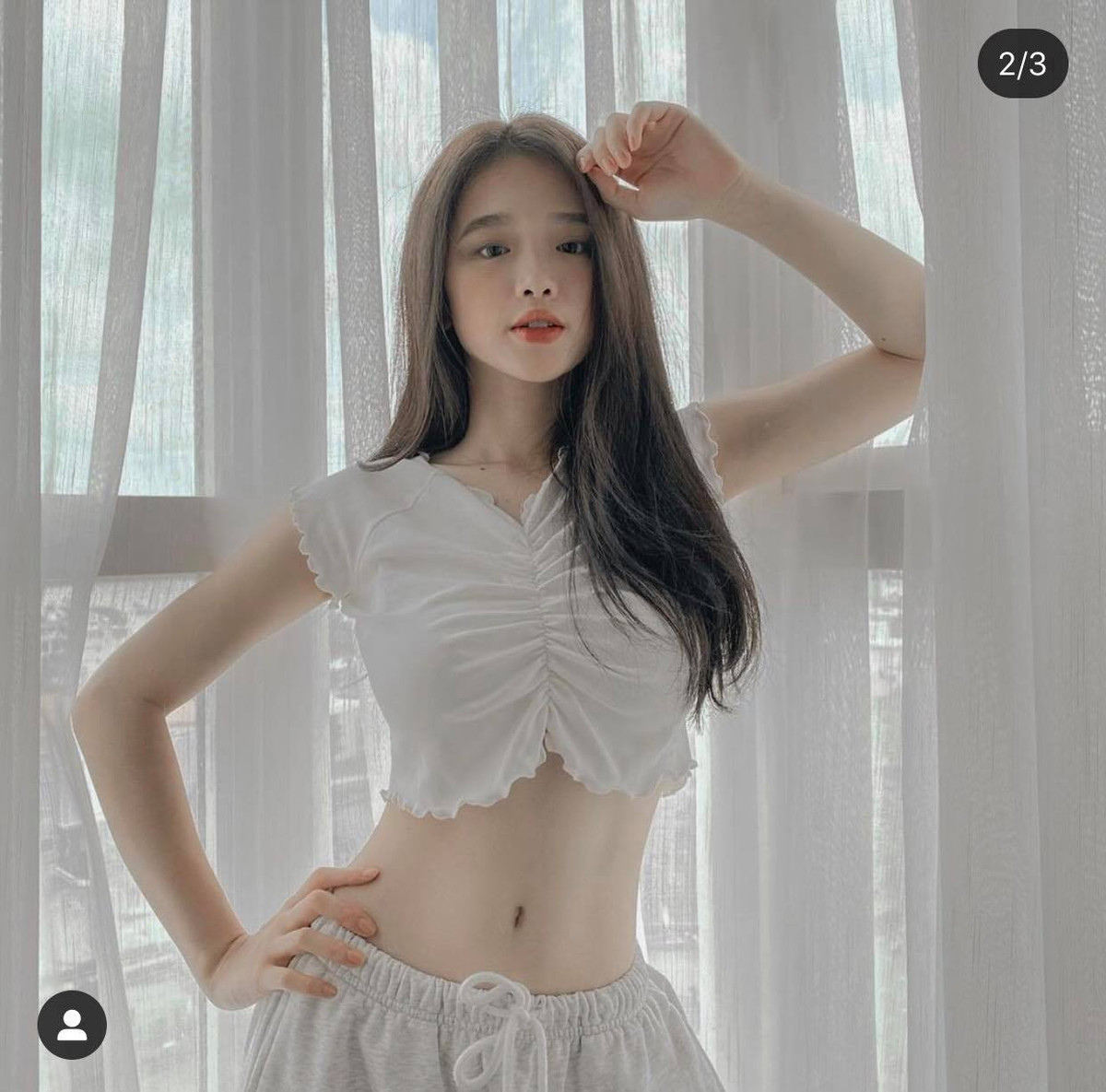 Hot girl Linh Ka thường diện những bộ trang phục với phong cách năng động khoẻ khoắn như crop top, quần skinny. Điều này giúp cô nàng khoe triệt để vòng 2 siêu thực của mình.