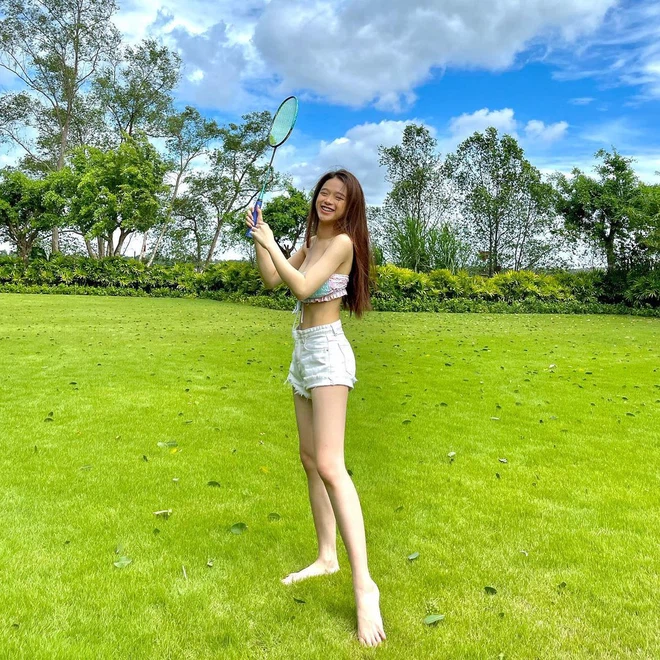 Cụ thể, trong dòng story của mình, Linh Ka viết: "Sáng mở mắt dậy hí hửng thấy 2 mí vì hôm qua nghe lời cả nhà đi ngủ sớm. Rửa mặt xong lại thấy y nguyên 1 mí. Một ngày không vui cho lắm".