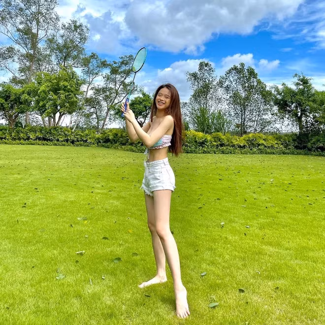 Cụ thể, trong dòng story của mình, Linh Ka viết: "Sáng mở mắt dậy hí hửng thấy 2 mí vì hôm qua nghe lời cả nhà đi ngủ sớm. Rửa mặt xong lại thấy y nguyên 1 mí. Một ngày không vui cho lắm".