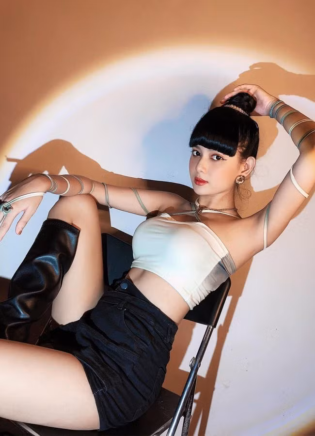 Nhiều người nhận xét Thu Hà có nét khá giống với nữ diễn viên Việt Trinh.