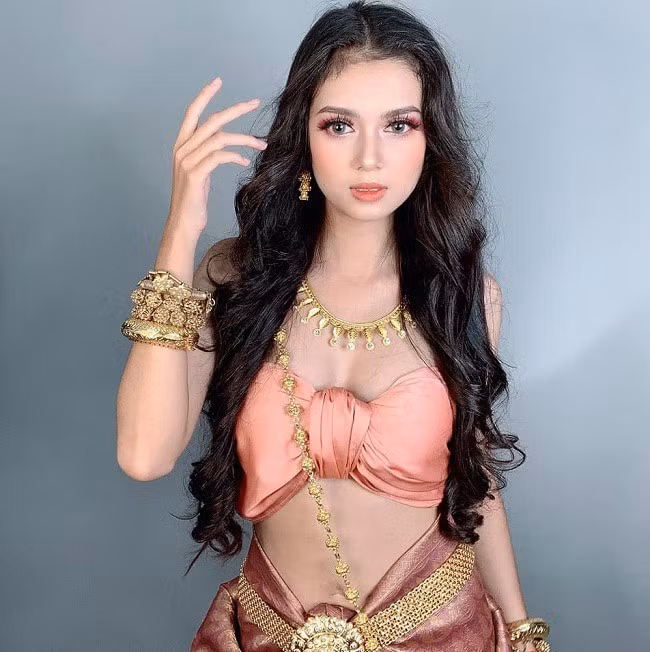 Thu Hà gây ấn tượng bằng sống mũi cao, đôi mắt sâu cùng làn da ngăm khỏe mạnh.