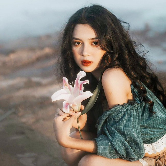 Thu Hà không ngại thử nghiệm phong cách quyến rũ và lăng xê trào lưu thời trang hot như mốt quần đuôi cá voi, quần trễ,...