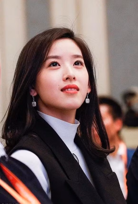 Tài sản ròng của "hot girl trà sữa" trị giá gần 8 tỷ USD. Hiện tại, người đẹp 30 tuổi đang thực hiện công việc đầu tư và làm cố vấn thời trang cho mảng sản phẩm cao cấp.