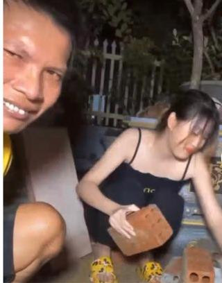 Bên cạnh những tâm sự, chia sẻ và truyền nghề của hiện tượng mạng Lộc Fuho, netizen còn dành sự quan tâm đặc biệt cho cô gái đóng vai học trò ruột xuất hiện thường xuyên trong những lần lên sóng của anh chàng.