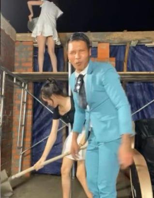 Mới đây, trên trang cá nhân của mình, Youtuber Lộc Fuho đã thu hút sự chú ý của đông đảo fan hâm mộ khi chia sẻ hình ảnh bản thân ăn mặc vest bảnh bao, lái xe chở hai cô gái xinh đẹp.