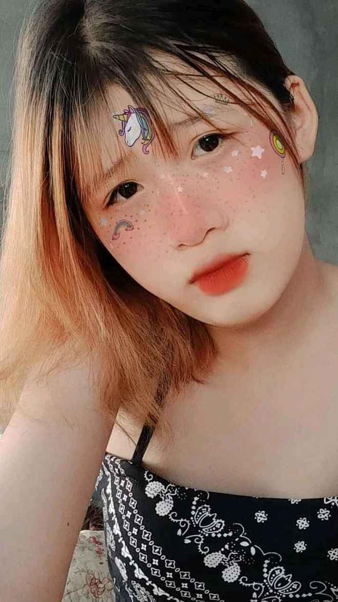 Giống như chị gái, Thanh Chi sở hữu gương mặt rạng rỡ, làn da trắng và nụ cười tươi. Ngoài ra, cô nàng còn ghi điểm bởi phong cách ăn mặc đơn giản, phù hợp với lứa tuổi, nội dung những video mình đóng cùng anh rể.