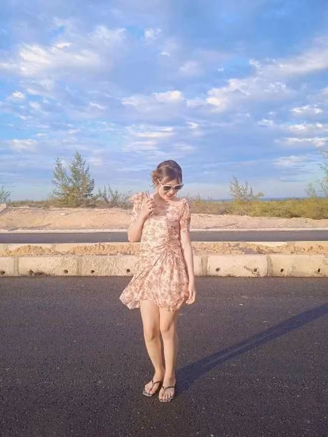 Hầu hết các video Thanh Chi đều vô cùng lăn xả, trộn hồ, trát vữa y hệt như một thợ nghề thành thục.