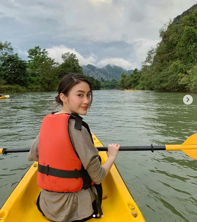 Dù không có mối liên hệ mật thiết đến giới bóng tròn nhưng việc Chichi là hot girl Lào nhưng gốc Việt khiến dân mạng vô cùng thích thú. 9X từng học tại trường quốc tế Groly của Lào, sau đó sang Anh du học.