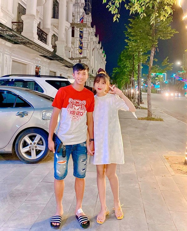 Sau khi thể hiện tài năng ở giải U21, Phan Văn Đức tiếp tục được HLV Park Hang Seo gọi bổ sung vào đội hình U23 Việt Nam. Đây cũng chính là bước ngoặt lớn giúp cho nam cầu thủ đổi đời, nâng tầm tên tuổi tại AFF Cup 2018.