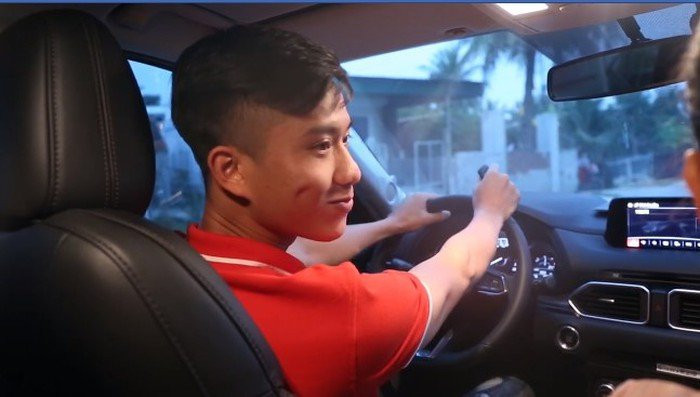 Năm 2017, khi đồng đội đều đã được chọn để tham gia những giải đấu lớn thì Phan Văn Đức lại loay hoay ở cấp độ trẻ của CLB Sông Lam Nghệ An.