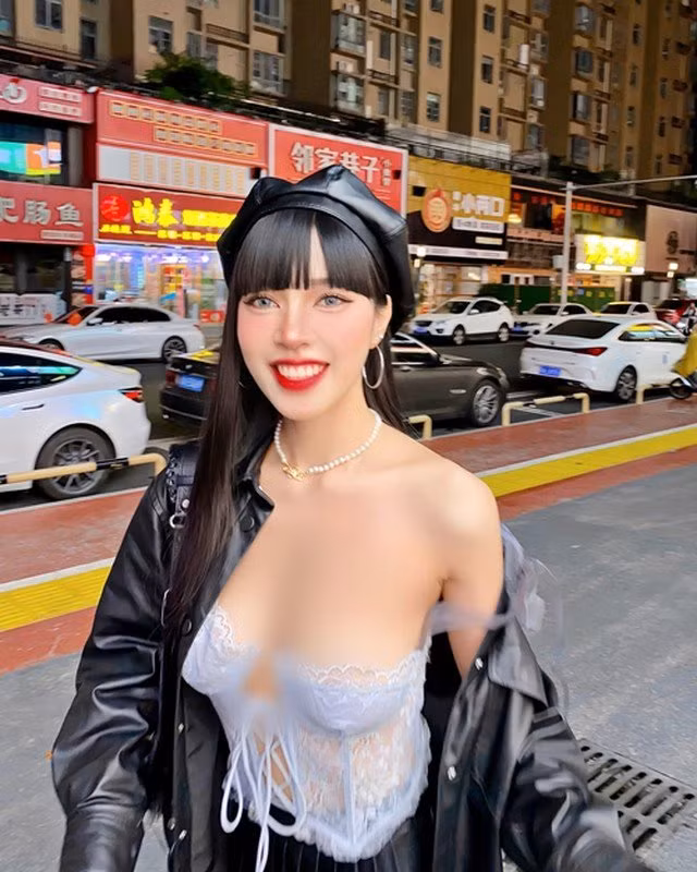 Dù phải nhận nhiều chỉ trích về việc ăn mặc hở hang quá đà, tạo dáng phản cảm ở nơi đông người...