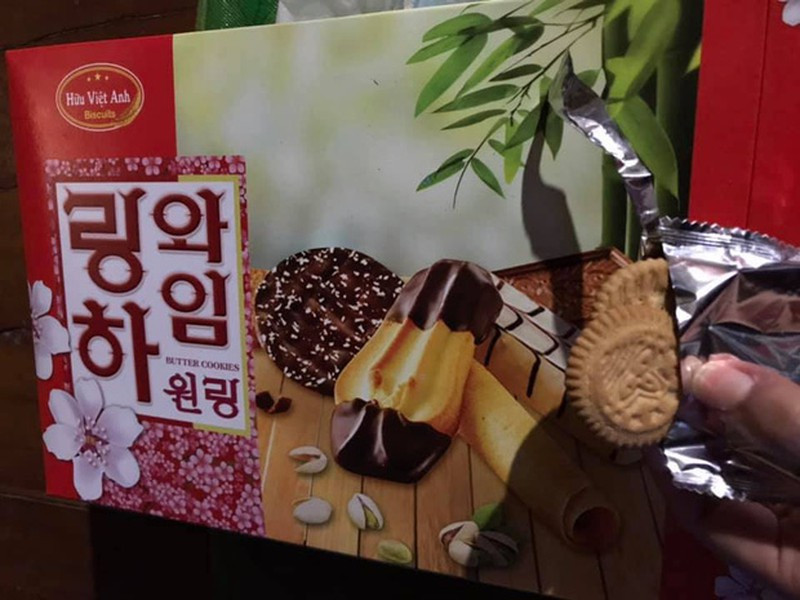 Chiếc bánh quy được phủ chocolate ở bao bì nhưng thứ thực tế bên trong thì không có 1 xíu nào.
