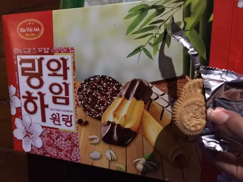 Chiếc bánh quy được phủ chocolate ở bao bì nhưng thứ thực tế bên trong thì không có 1 xíu nào.