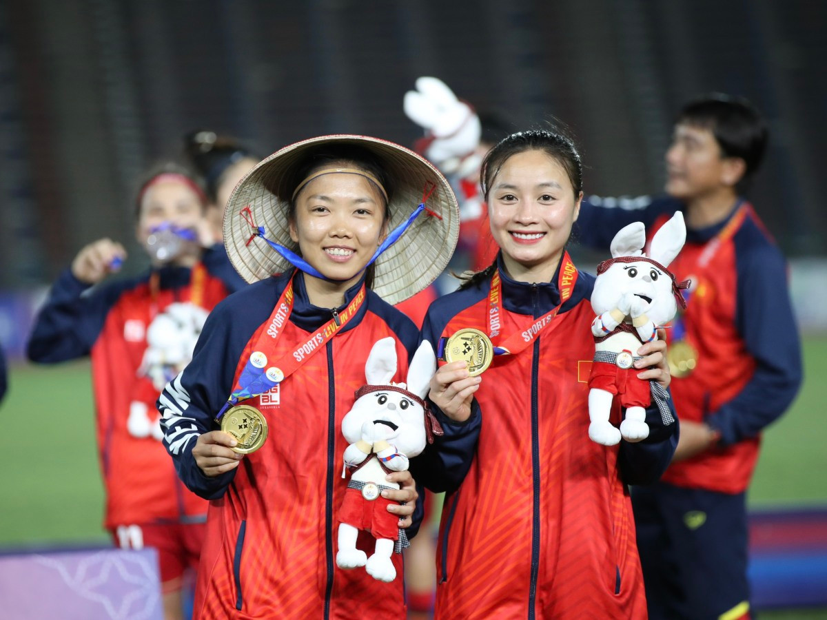 Nếu theo dõi trang cá nhân của Huỳnh Như có thể thấy, cô nàng này là một người vô cùng yêu chiếc nón lá.