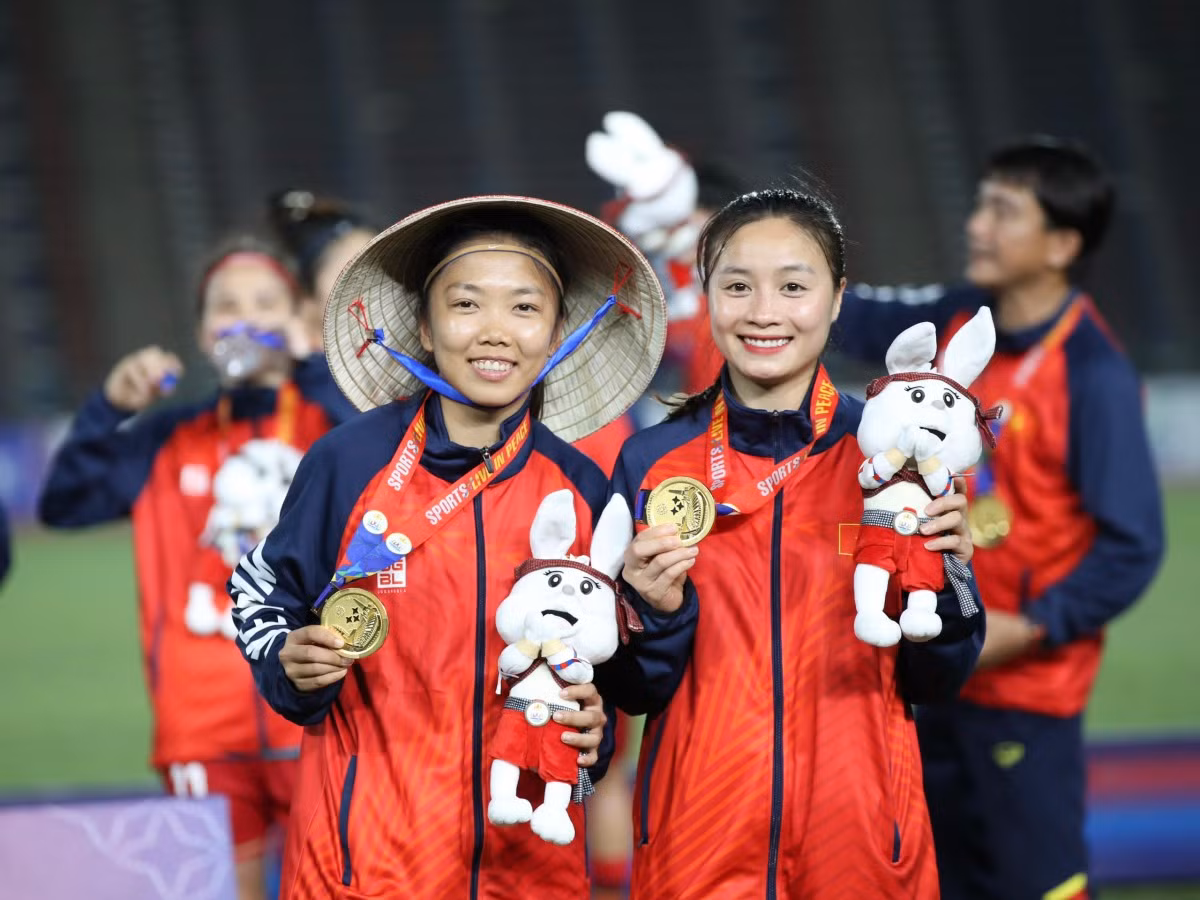 Nếu theo dõi trang cá nhân của Huỳnh Như có thể thấy, cô nàng này là một người vô cùng yêu chiếc nón lá.