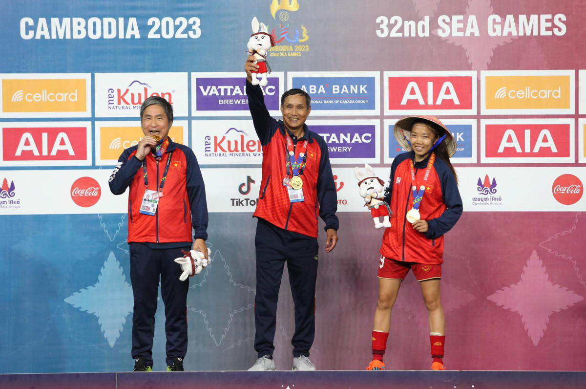 Trong nhiều sự kiện trước đây, Huỳnh Như từng đem vật dụng thường ngày để tránh nắng, tránh mưa này bên mình.