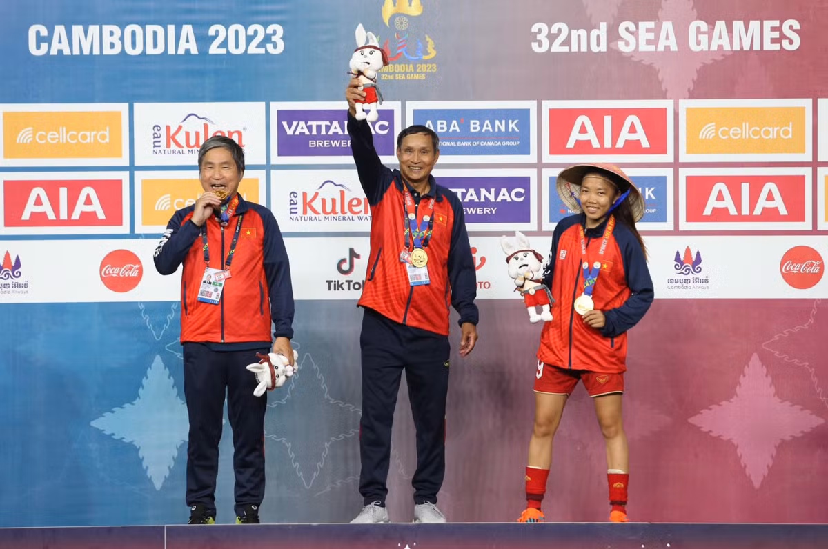 Trong nhiều sự kiện trước đây, Huỳnh Như từng đem vật dụng thường ngày để tránh nắng, tránh mưa này bên mình.