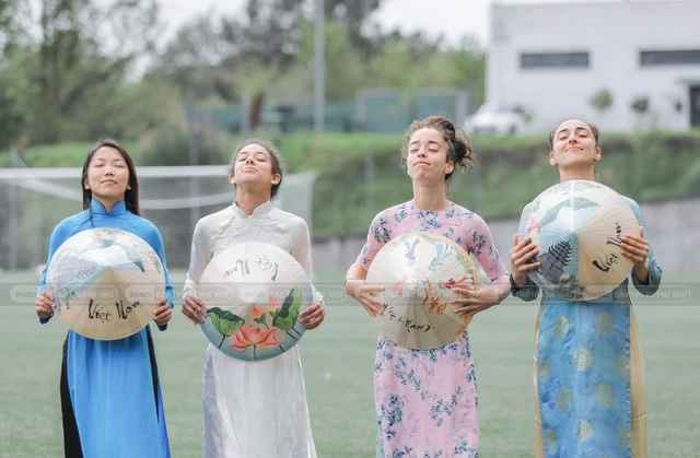 Các cô gái Lank FC hào hứng buộc dây những chiếc nón lá xinh xắn rồi đội lên đầu, tạo dáng dễ thương chụp ảnh.