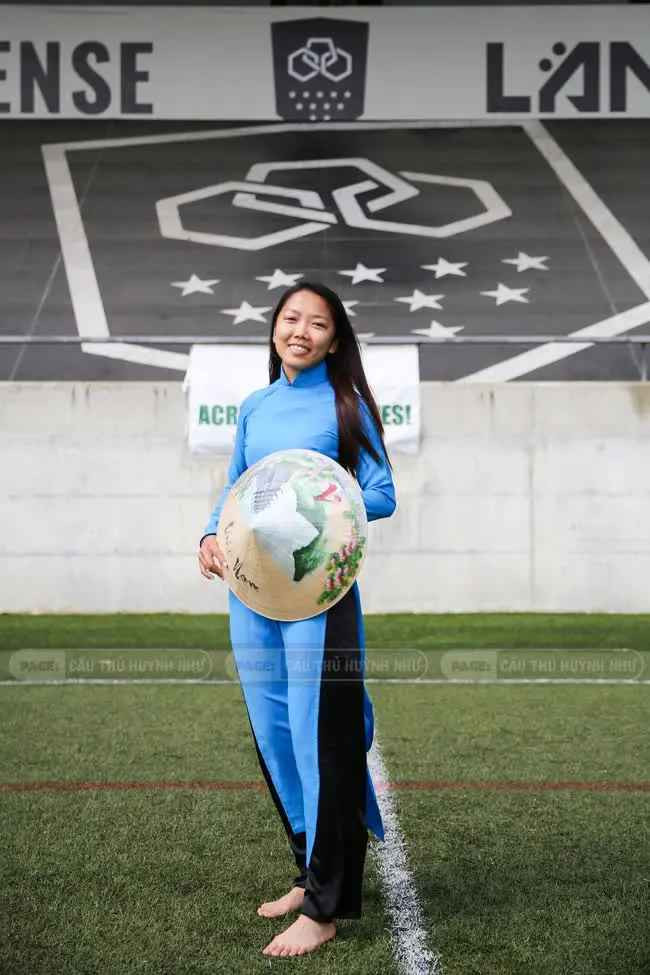 Hình ảnh đội nón lá trong video Huỳnh Như chia sẻ, người hâm mộ Việt Nam để lại nhiều bình luận tự hào và cảm ơn tiền đạo quê Trà Vinh vì đã góp phần quảng bá hình ảnh Việt Nam tới bạn bè quốc tế.