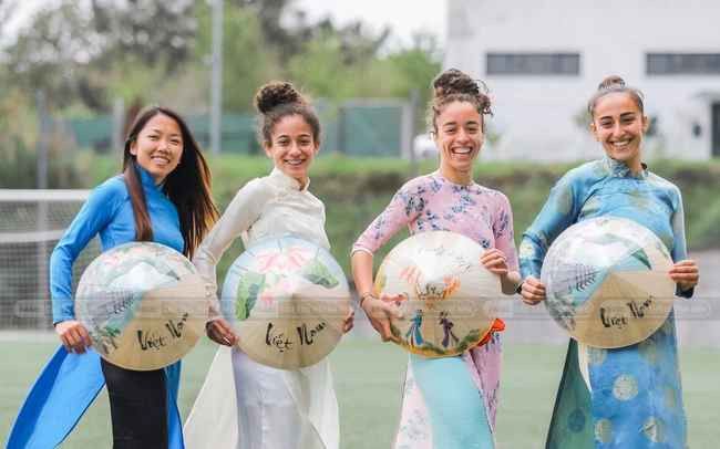 Mỗi đồng đội của Huỳnh Như trong màu áo CLB Lank FC được tặng một chiếc nón lá trắng ngà, nhỏ xinh kèm theo chiếc khăn rằn - biểu tượng của người dân Nam Bộ Việt Nam.