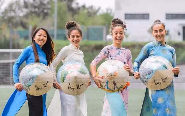 Mỗi đồng đội của Huỳnh Như trong màu áo CLB Lank FC được tặng một chiếc nón lá trắng ngà, nhỏ xinh kèm theo chiếc khăn rằn - biểu tượng của người dân Nam Bộ Việt Nam.