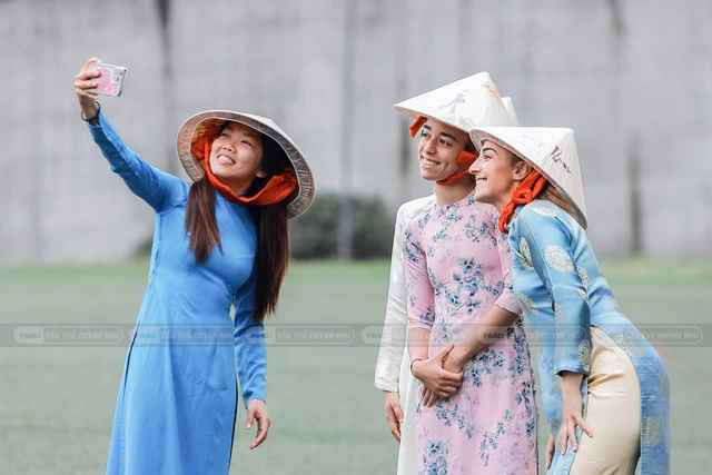 Trên trang cá nhân, Huỳnh Như đã chia sẻ khoảnh khắc đáng yêu khi cô đem những vật phẩm đậm chất Việt Nam sang Bồ Đào Nha tặng các đồng đội ở CLB chủ quản Lank FC trong đó không thể thiếu chiếc nón lá quê hương.