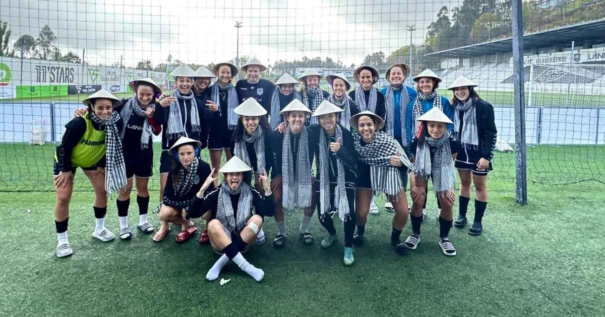 Cả đội cùng chụp ảnh tập thể với nón lá, khăn rằn của Huỳnh Như làm kỉ niệm. Các nữ cầu thủ chơi bóng ở trời Âu lúc này lại mang hình ảnh giản dị, gần gũi đậm chất nông dân Việt Nam.