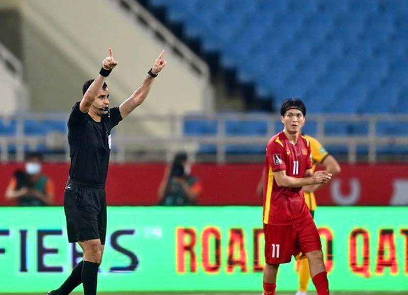 Sau tình huống làm chậm, trọng tài chính Abdulrahman Al-Jassim (Qatar) có cuộc trao đổi thông tin với đội ngũ trọng tài công nghệ VAR (các trợ lý trọng tài video), trước khi thổi còi tạm dừng trận đấu để ra xem lại video quay chậm.