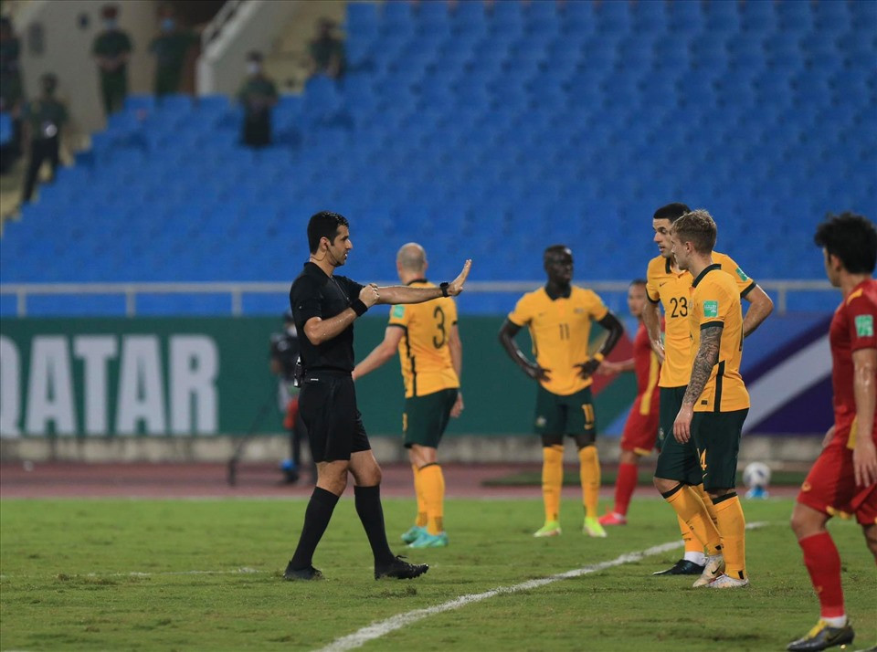 Sau ít phút xem lại tình huống, ông Al-Jassim đưa ra quyết định không có phạt đền cho tuyển Việt Nam và Australia được hưởng cú phát bóng